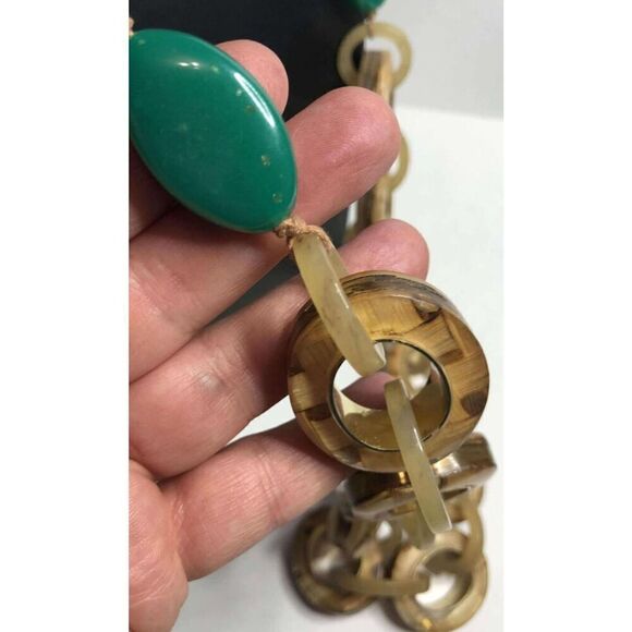2079 CHICO'S Bold chunky Link beaded statement necklace 36" Tan / Green - Picture 2 of 3
